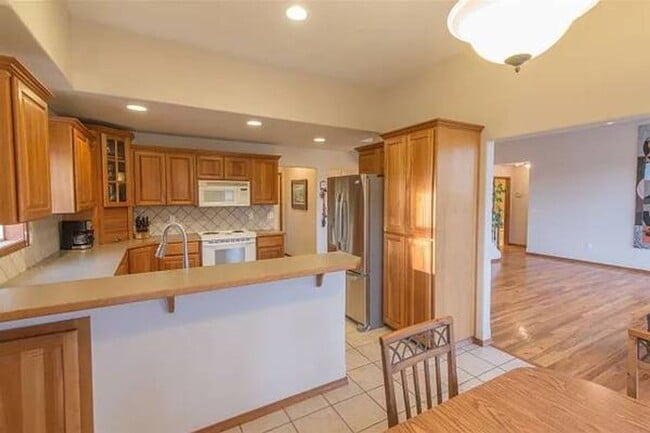 Building Photo - Beautiful Tri-Level Living on 5 Acres!