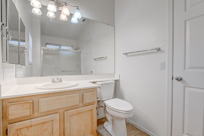 Building Photo - Beautiful 2 Bedroom Home Backing to Greenbelt