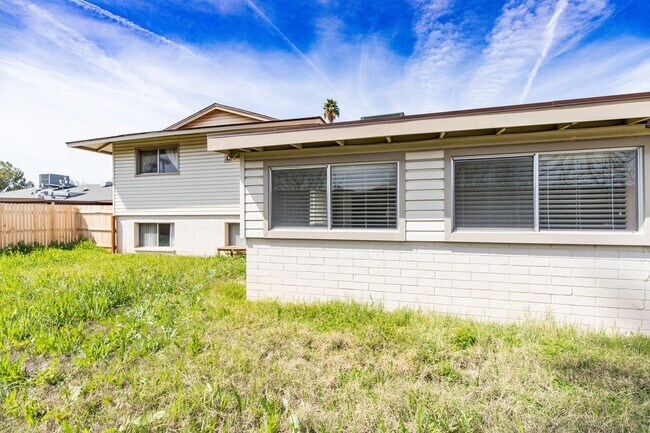 Building Photo - 6 Bedroom 3.5 Bathroom Tri-Level Home In Tempe close to ASU