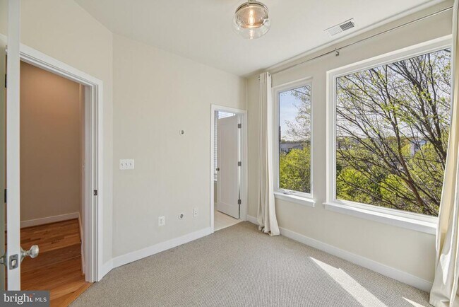 Building Photo - 5627 45th Ave