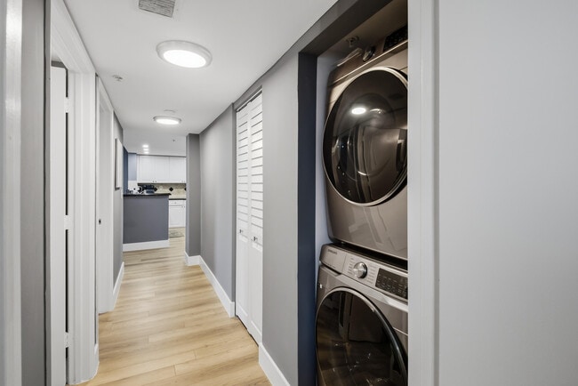 Building Photo - 520 SE 5 Ave