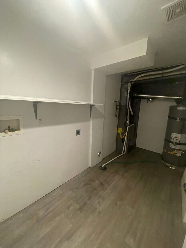 Building Photo - 550 E 250 N