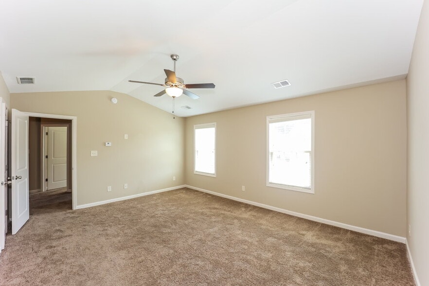 Building Photo - 114 St Charles Pl