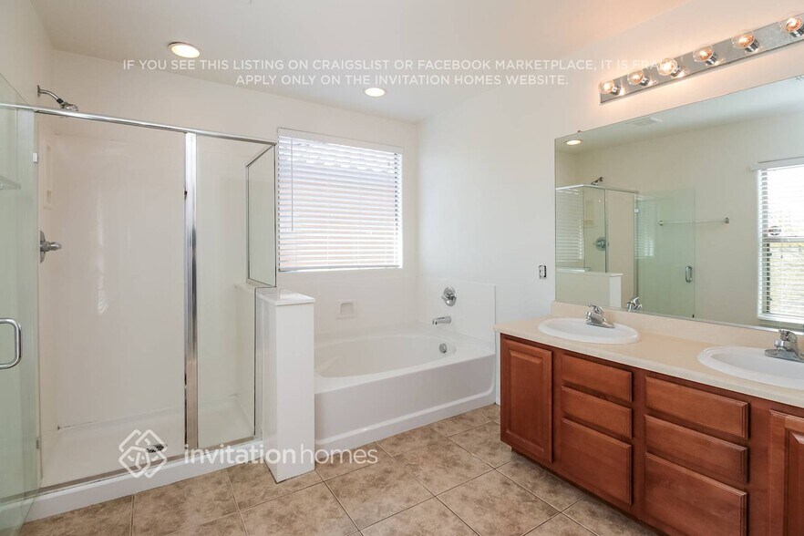 Building Photo - 7811 S 63rd Dr