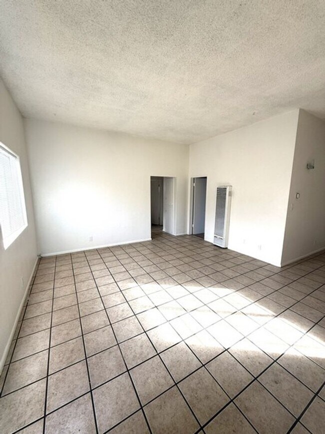 Building Photo - Completely renovated 3 bedroom apartment with a patio