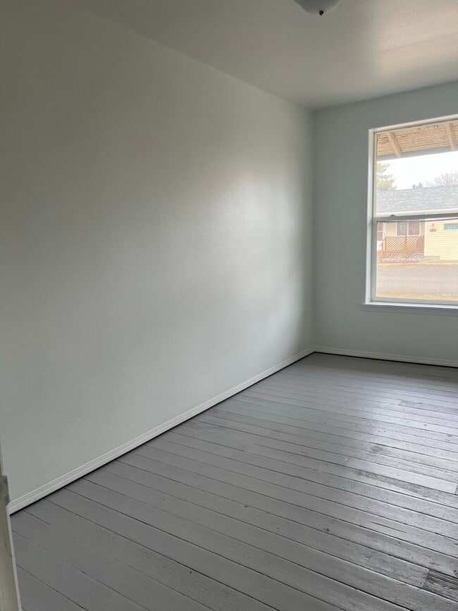 Building Photo - 2 bedrooms with bonus room!