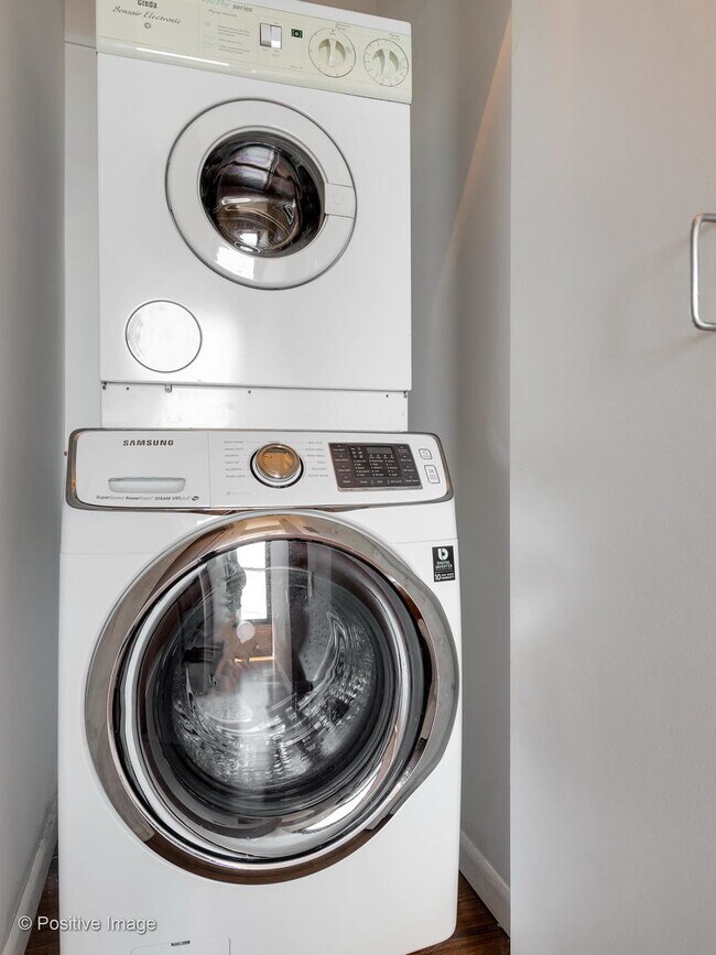 Building Photo - 728 W Jackson Blvd