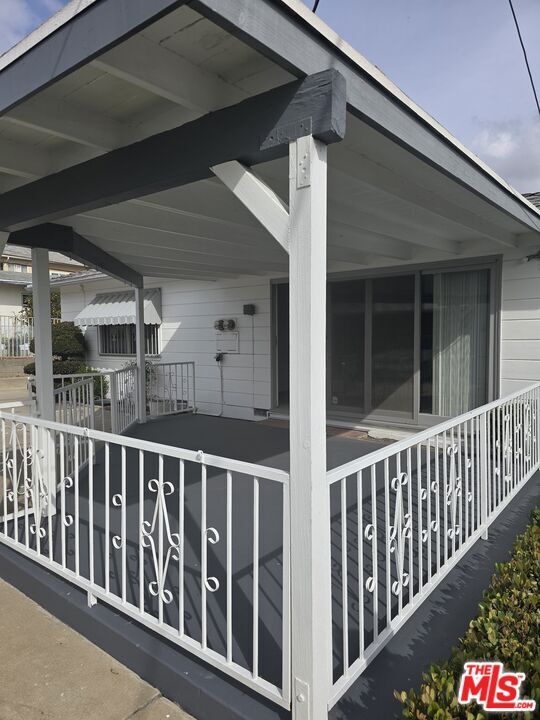 Building Photo - 6243 S Fairfax Ave