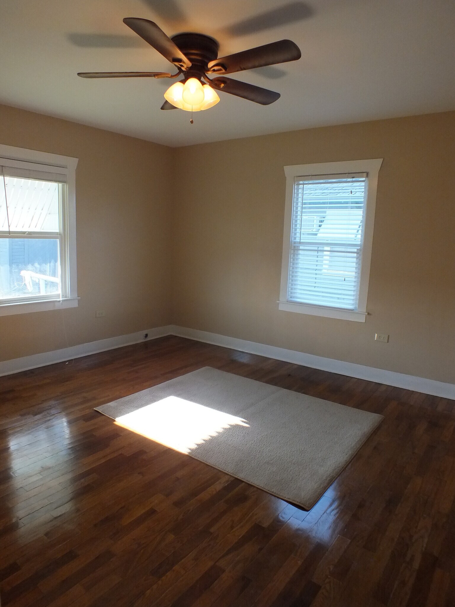 413 large bedroom - 413 S 8th St