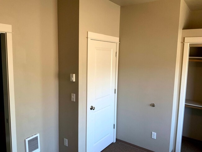 Building Photo - 2 Bedroom, 2 Bath Close to U of O campus on 14th & Patterson