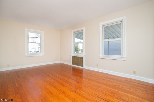 Building Photo - 27 Ashwood Ave