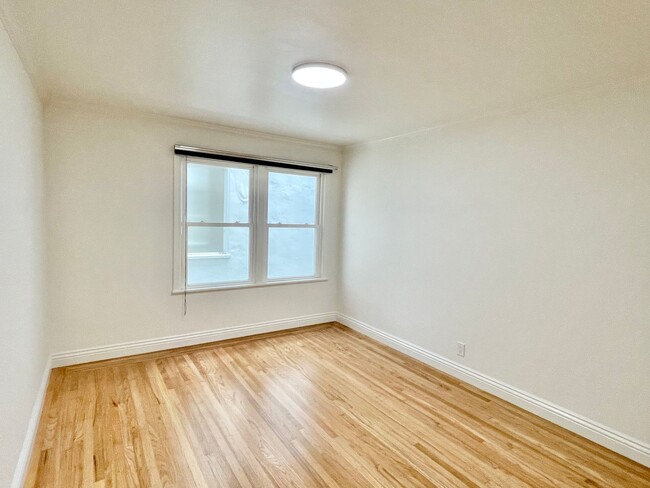 Building Photo - Prime Nob Hill Remodeled Condo, Private Ba...