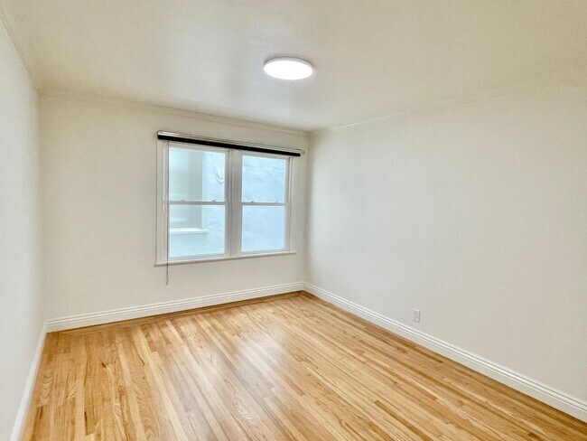 Building Photo - Prime Nob Hill Remodeled Condo, Private Balcony, Parking, Pet ok – PROGRESSIVE