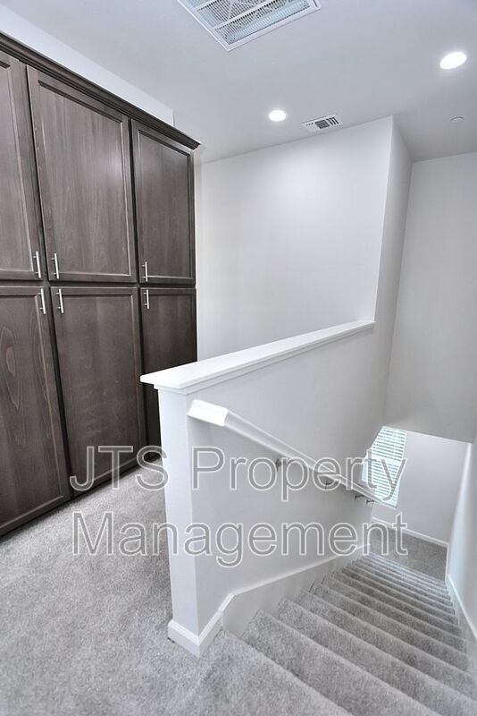 Building Photo - 5 Oak Manor Way