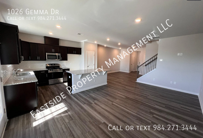 Building Photo - BEAUTIFUL TOWNHOUSE, popular floor plan in...