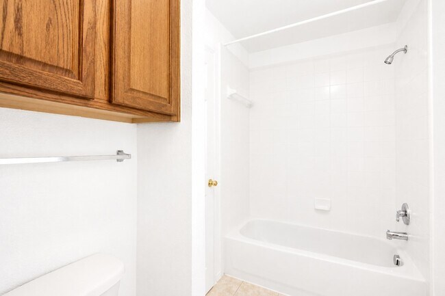 Building Photo - 10057 Wyndbrook Dr