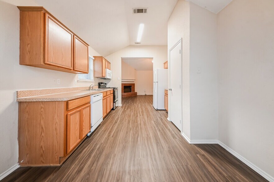 Building Photo - 1011 Caliente Dr