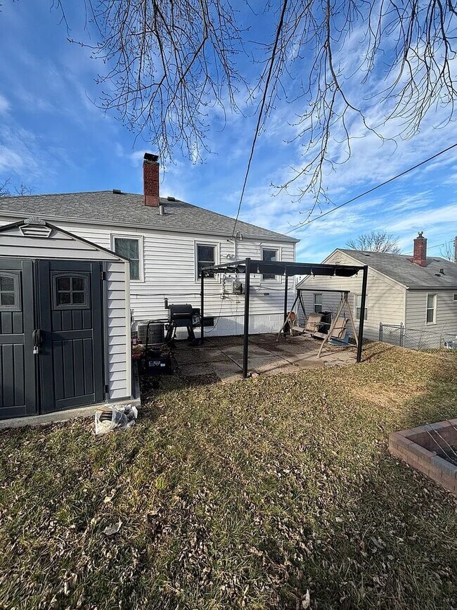 Building Photo - Massive Parking + Finished Basement Near UNMC & Downtown – $2,000/mo