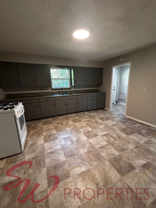 Building Photo - Cozy 2 Bed, 1 Bath Home