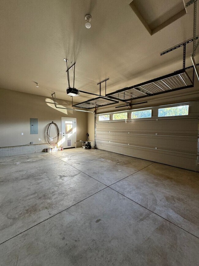 Building Photo - Newer Winchester 4 bedroom 2 bath home