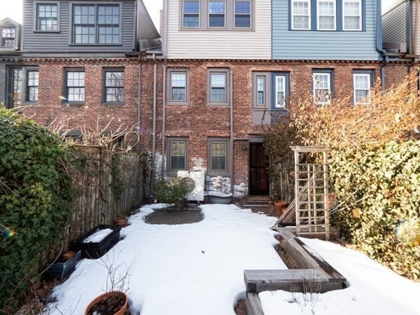 Building Photo - 210 Third St