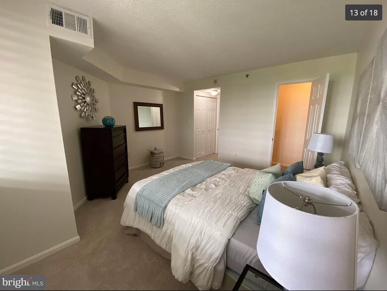 Building Photo - 10101 Grosvenor Plz