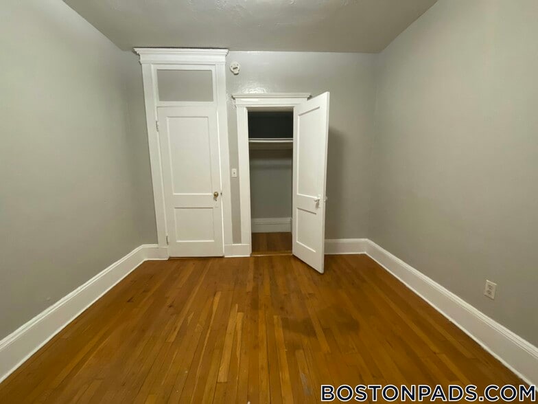 Building Photo - 463 Park Dr