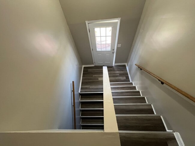 Building Photo - 3 bedroom 2 bath single family home