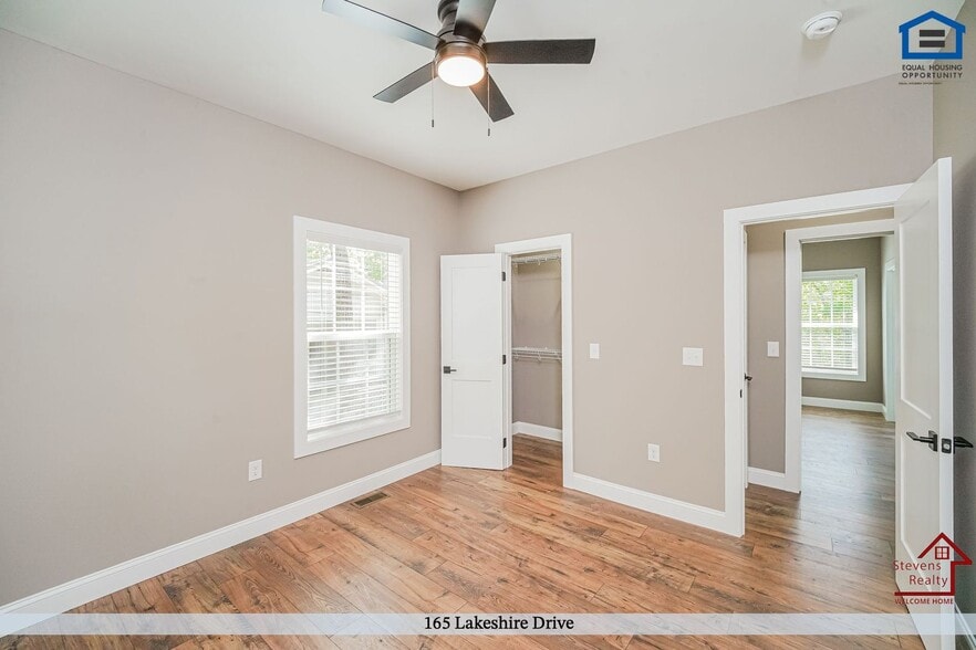 Building Photo - 165 Lakeshire Dr