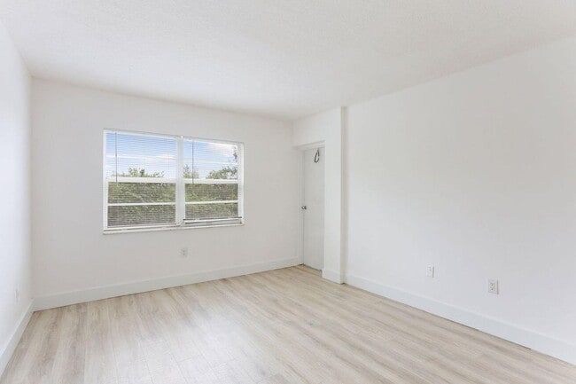 Building Photo - 4354 NW 9th Ave