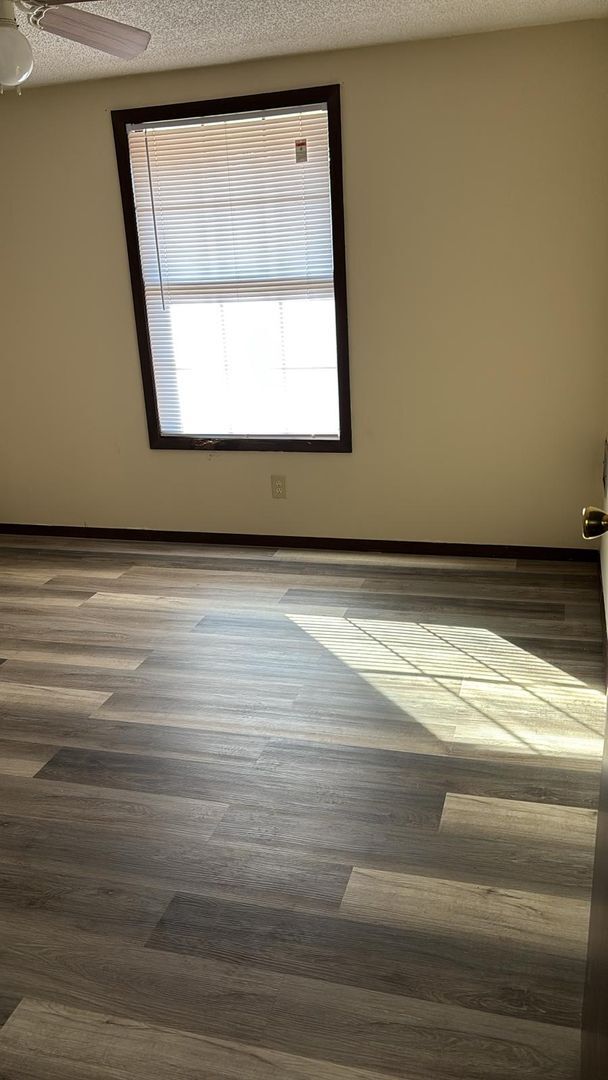 Building Photo - Fully Renovated 1/1 Available for Immediat...