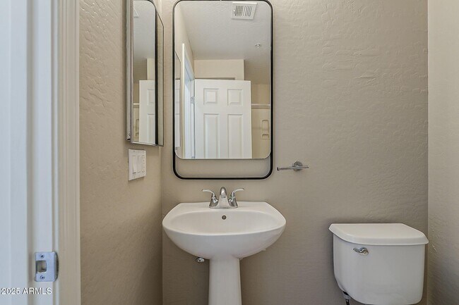 Building Photo - 615 E Portland St