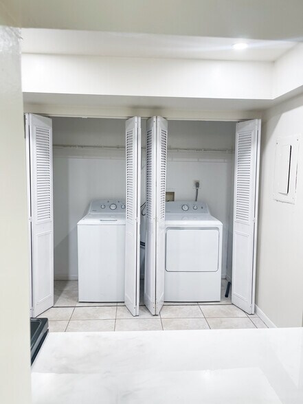 Washer & Dryer - 4583 Barclay Cres