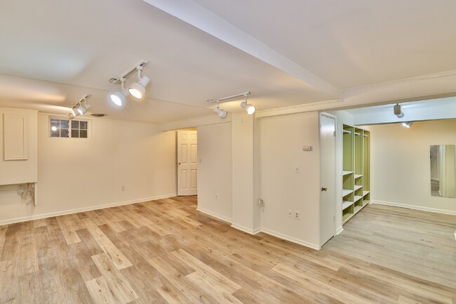 Building Photo - Spacious, Accessible Downtown Silver Spring Townhome!!.... Renovated Kitchen, Finished Basement, ...