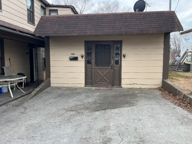 Primary Photo - 206 1/2 E John St