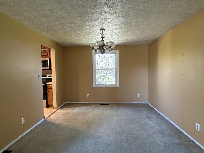 Building Photo - 535 Willow Dr SE