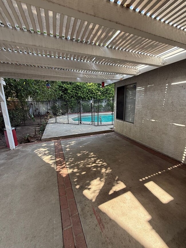 Building Photo - Single story 3 bed, 2 bath pool home