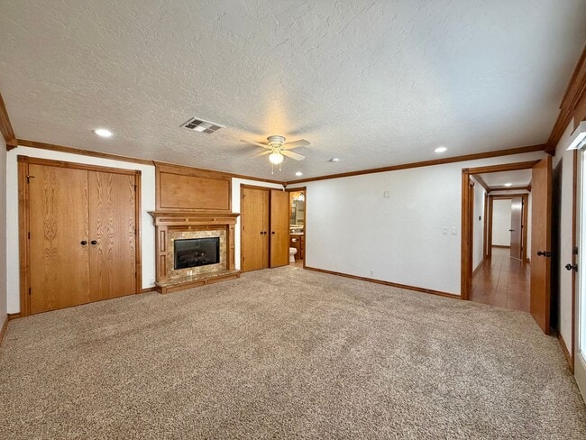 Building Photo - 6933 NW Eisenhower Dr