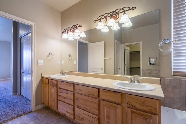Building Photo - Beautiful St. George Home - Community Pool...