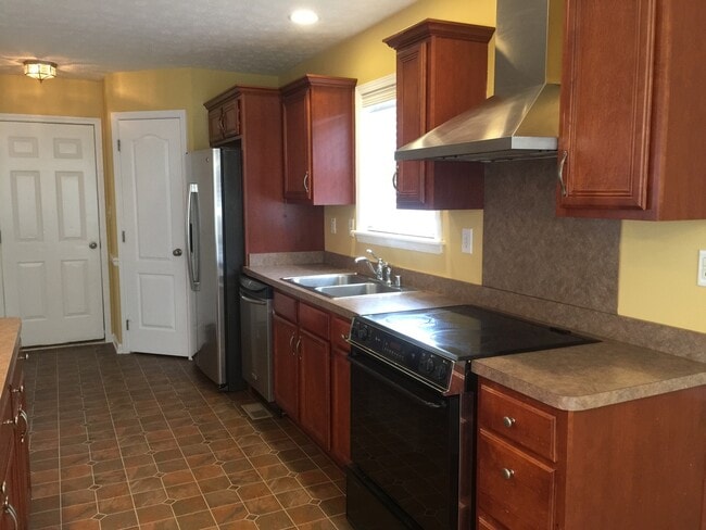 Building Photo - Wonderful 3 bed, 2.5 Bath home with back yard!