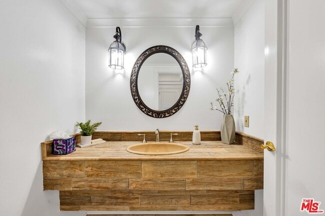 Building Photo - 871 Granville Ave