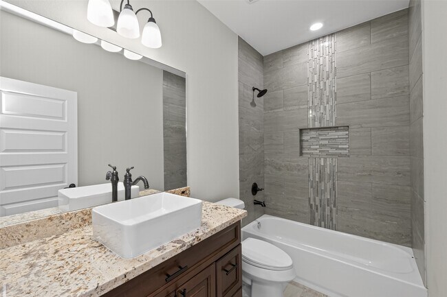 Building Photo - 1107 Lyle W Ave