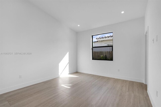 Building Photo - 3905 SW 5th St