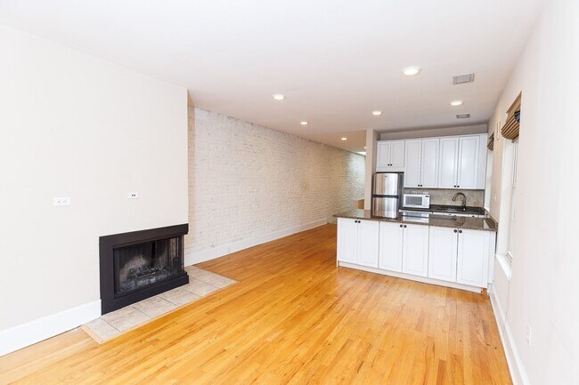 Building Photo - Large Sunny Dupont Two-Bed Condo Rental with Parking!