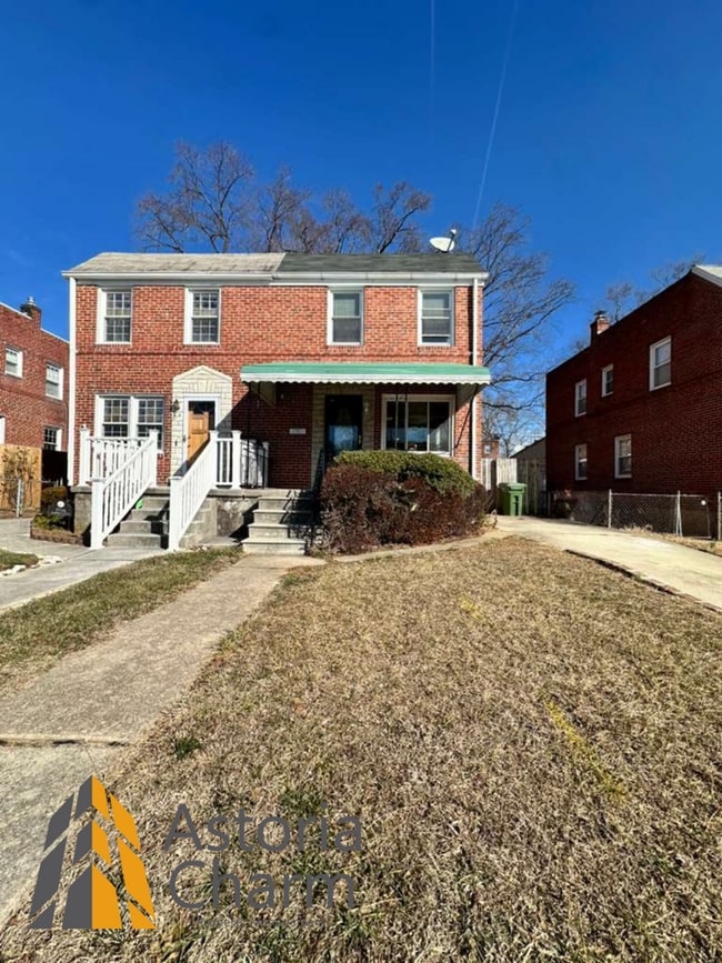 Building Photo - 3 Bedroom Home with Finished Basement, Parking, and Fenced Yard