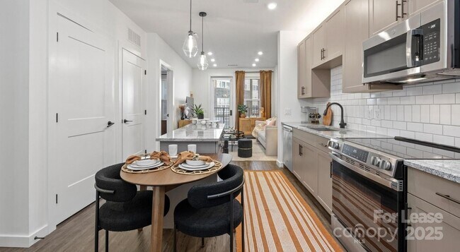 Building Photo - 515 Royal Ct