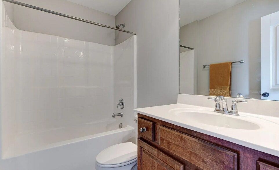 Building Photo - 635 The Heights Ln