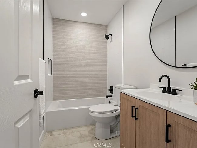 Building Photo - Stylish Unit with Generous Layout