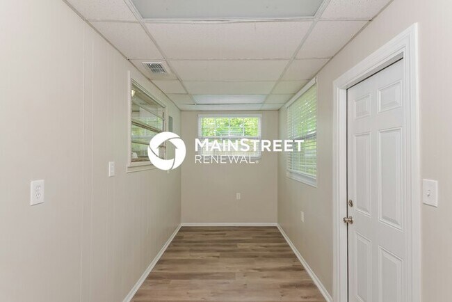 Building Photo - 3 Bedroom Pet-Friendly Home in BRADENTON, FL with Main Street Renewal