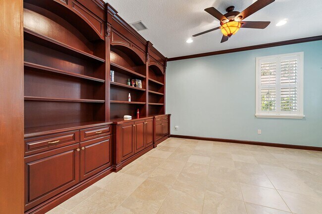 Building Photo - 115 Castries Dr